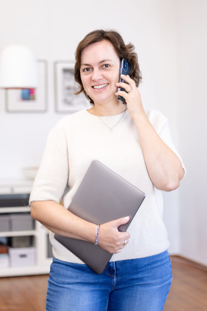 Friederike Ruffmann Oliveira arbeitet remote als Assistenz, hier mit Laptop und Handy