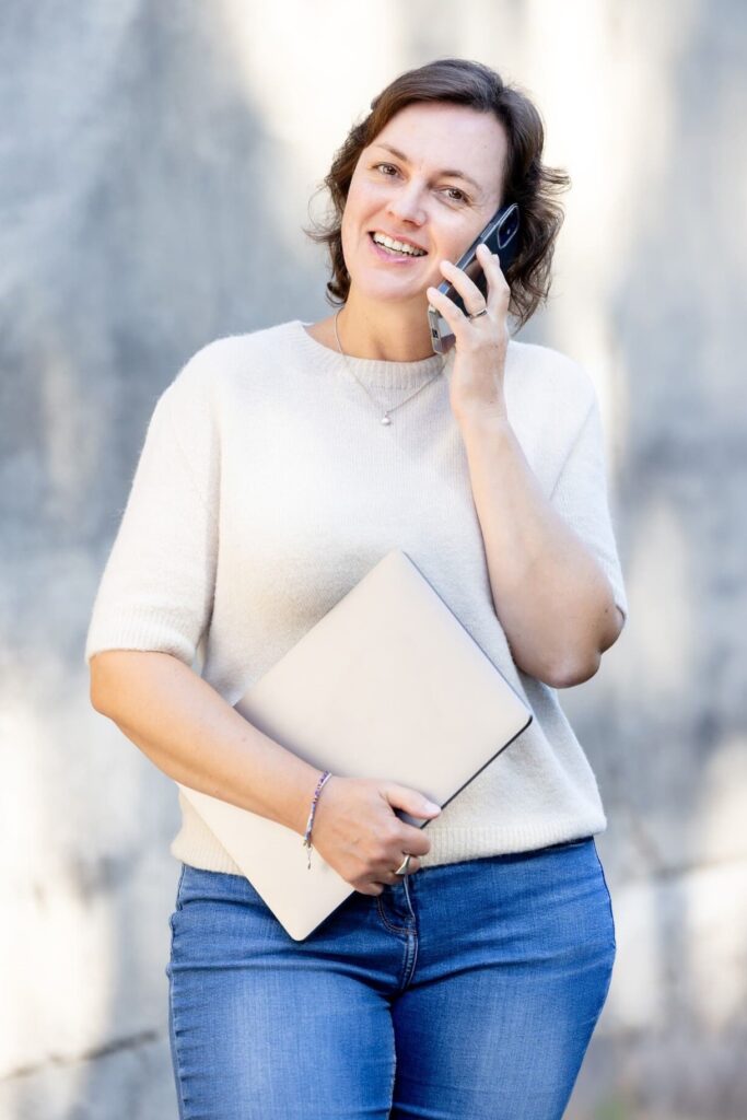 Friederike Ruffmann Oliveira ist eine Backoffice Assistenz, hier telefoniert sie freundlich und hält den Laptop